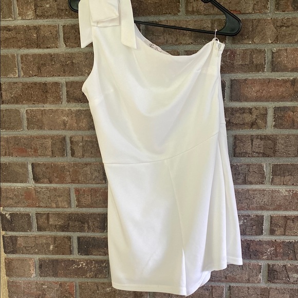 Elegant White One-Shoulder Shorts Romper - Picture 1 of 3